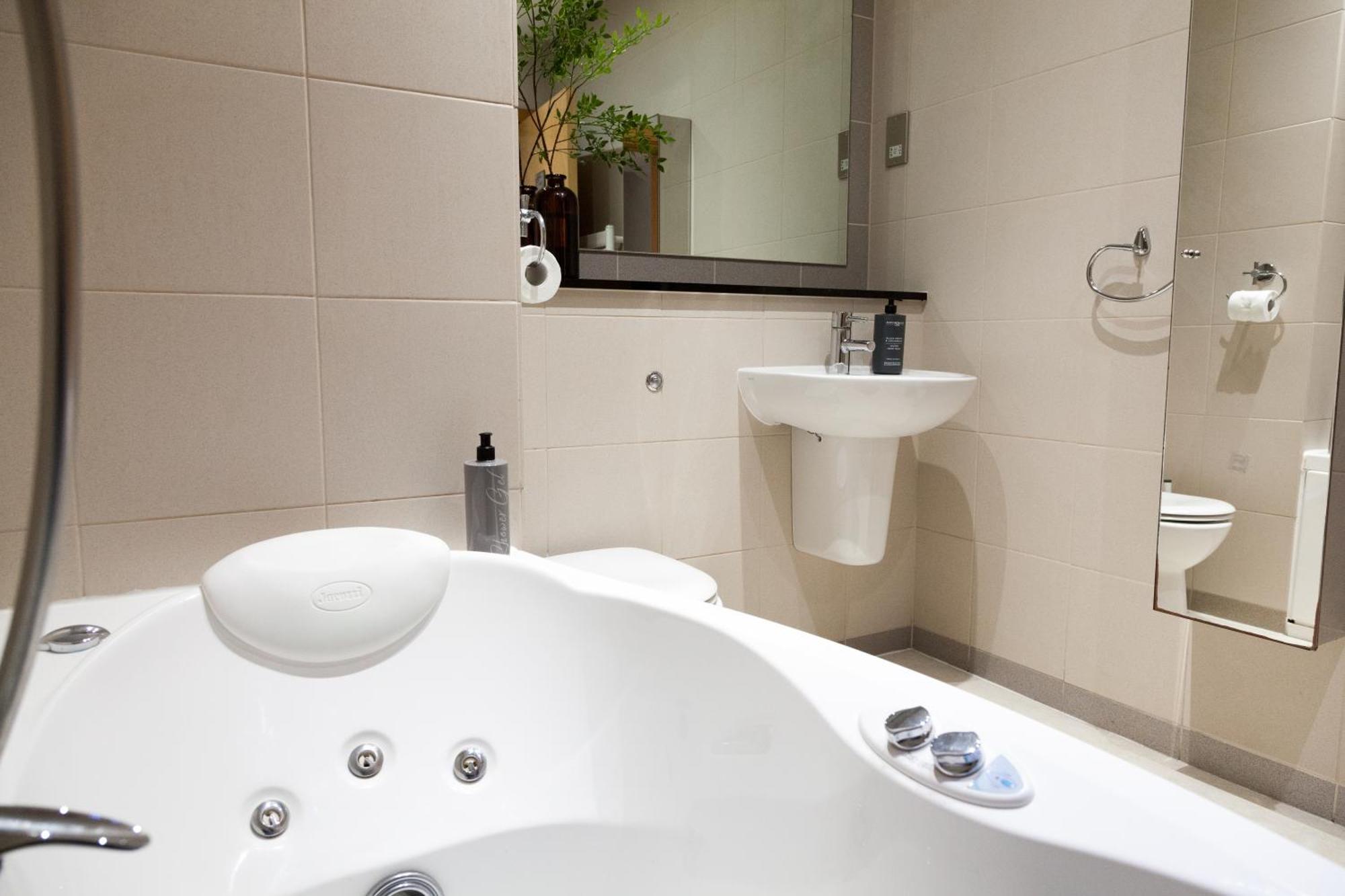 Weekly & Monthly Stays In Penthouse For Contractors Or Leisure Single Or Superking Beds Available Birkenhead Extérieur photo